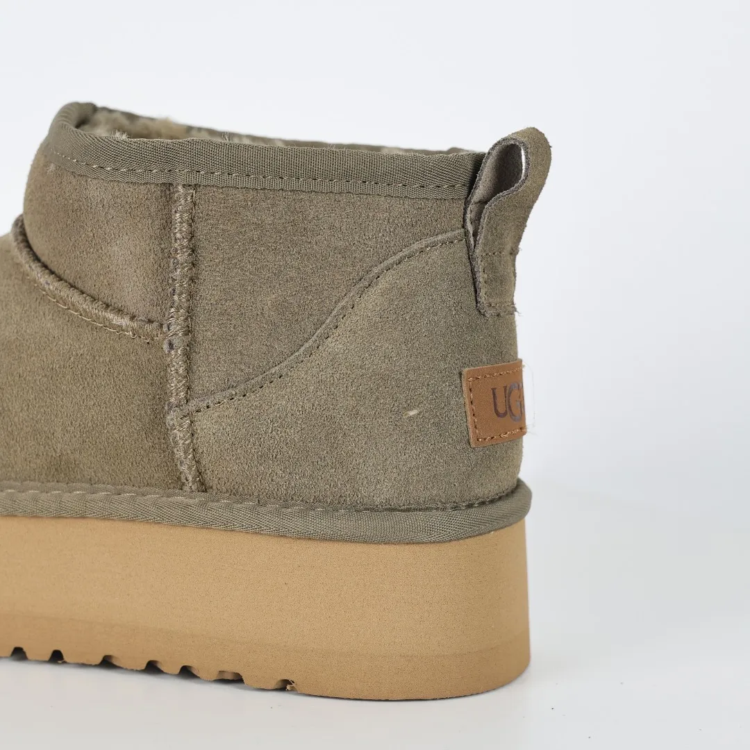 Pick up locally 💰440 The core recommendation is good price E4 UGG Thick-soled short style Zhou Dongyu and Wang Yibo's same series Xiaohongshu popular model Henan Longfeng leather production Cashmere insole is a very suitable choice for keeping warm in winter when going out and at home. In the new year, uug launched a style series, which is partially geared towards the preferences of young consumers and has also been at the forefront of fashion trends. Shoe body material UGGPURE™ implanted wool insole Lightweight non-slip and comfortable rubber outsole With brand LOGO and complete packaging Size: 35 36 37 38 39 40